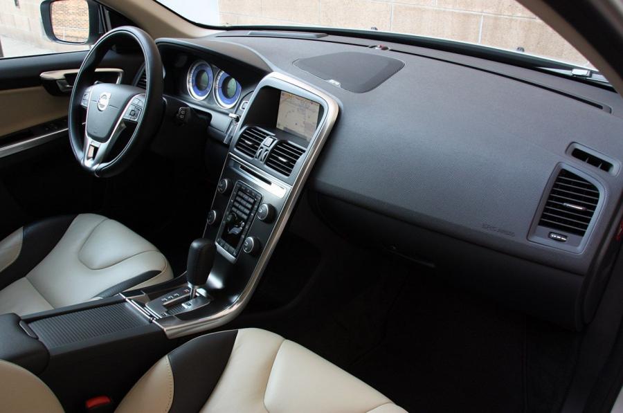  Volvo XC60 R-Design 2012 года  (фото 33 из 90)